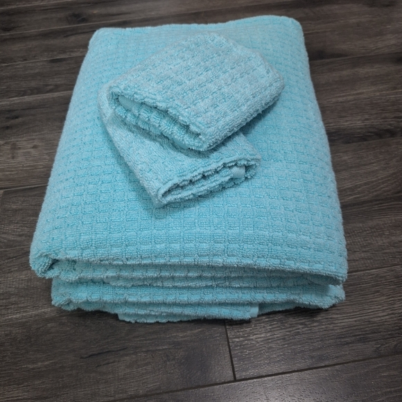 DKNY Towel Set - Picture 2 of 5